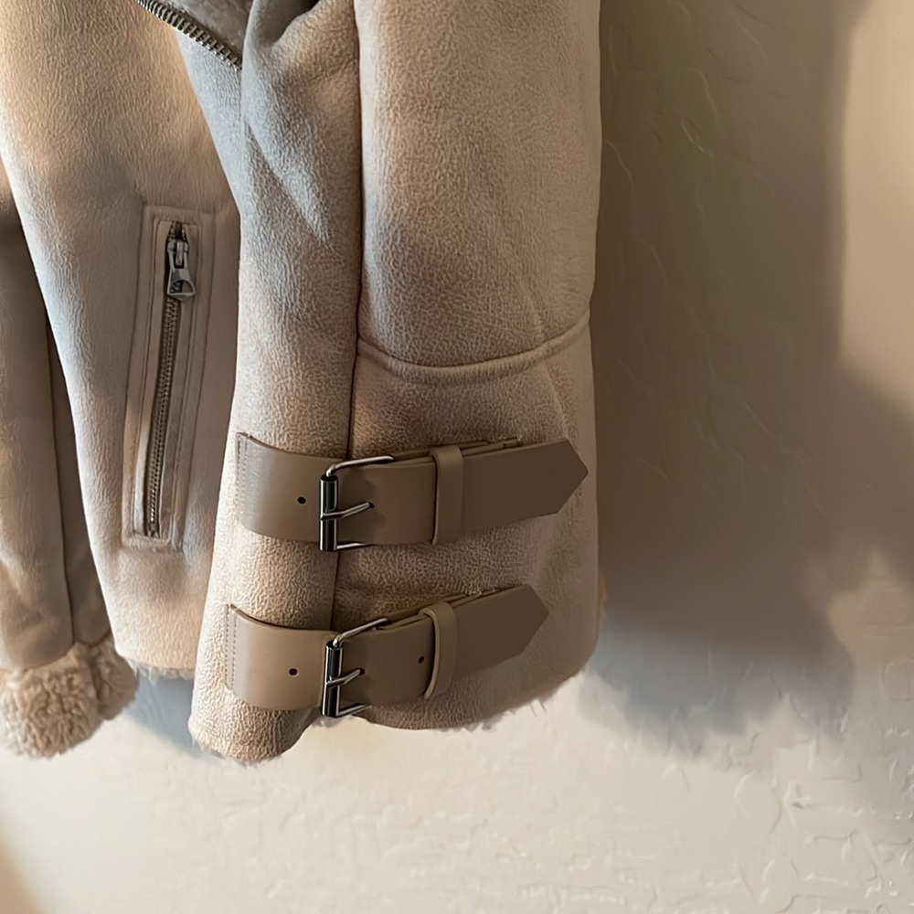 Sebby cream color faux suede Sherpa jacket. Women’s size Large. New with tags - Picture 4 of 10